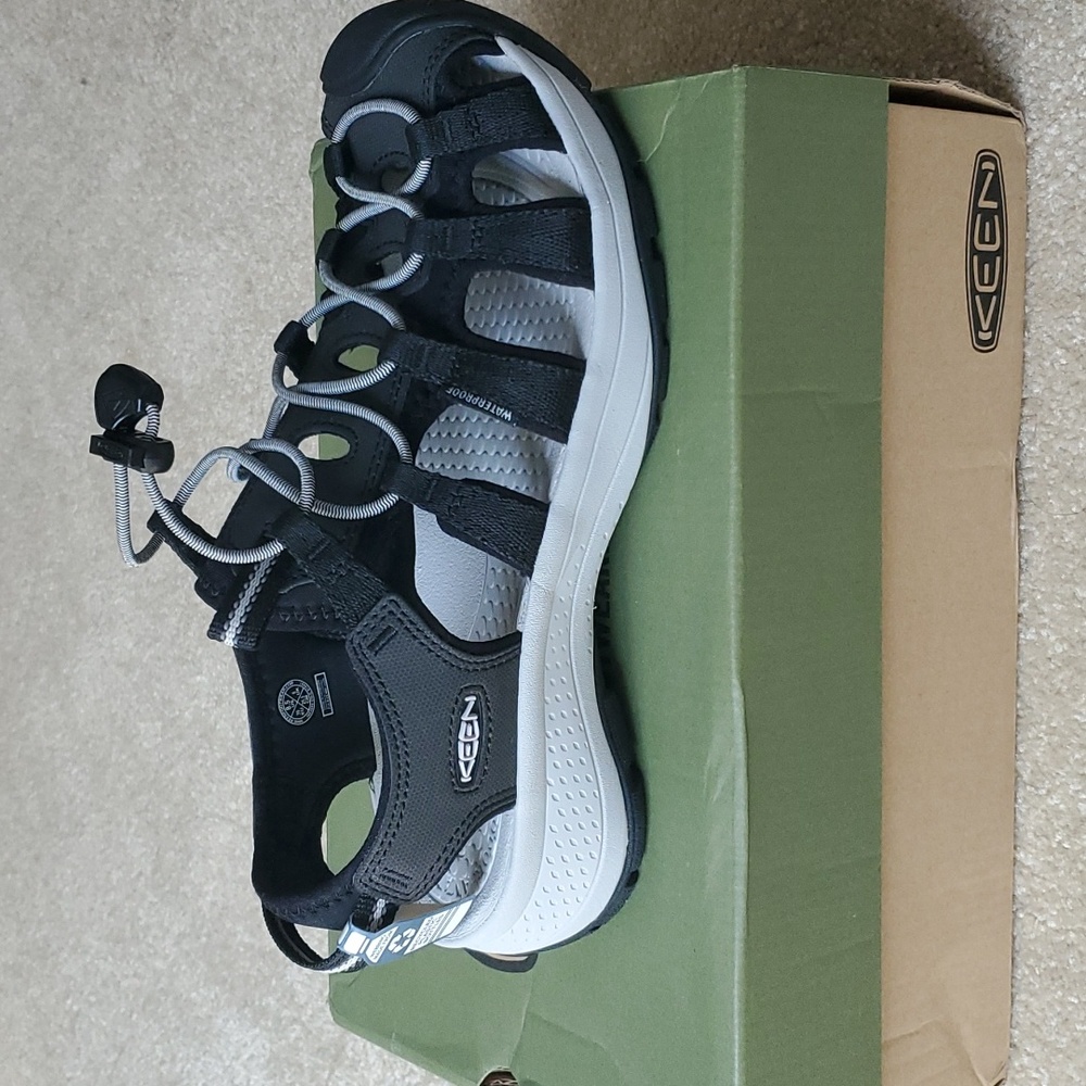 8.5 Black and Gray Keens